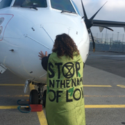 Bilden till vänster kommer från Extinction Rebellion på Bromma flygplats. Bilden till vänster är TT:s bild från Malmö Airport.