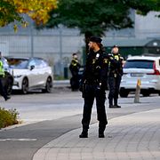 Polisen på plats vid Kämpetorpshallarna i Solberga i södra Stockholm där en kvinna sköts till döds i fredags.