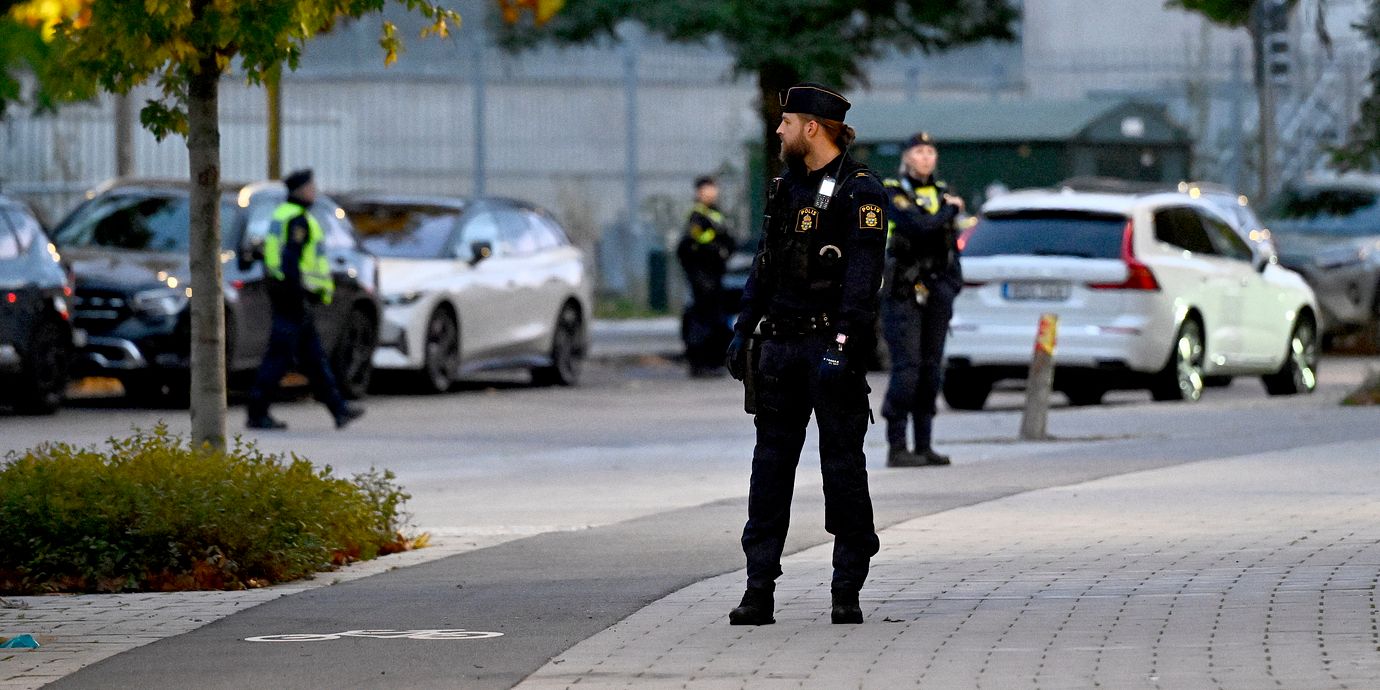 Polisen på plats vid Kämpetorpshallarna i Solberga i södra Stockholm där en kvinna sköts till döds i fredags.
