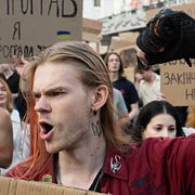 Tusentals har protesterat mot sparkningen av Fedorov.