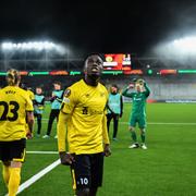 Målskytten Michael Baidoo firar efter matchen. 