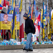 En man i Ukrainas huvudstad Kyiv. 