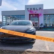 En Teslaåterförsäljare har vandaliserats i Montreal, Kanada, den 19 mars.