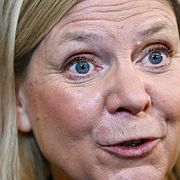 Socialdemokraternas partiledare Magdalena Andersson intervjuas av media efter mötet mellan Socialdemokraterna, Centerpartiet, Miljöpartiet och Vänsterpartiet på Högberga gård på Lidingö. 