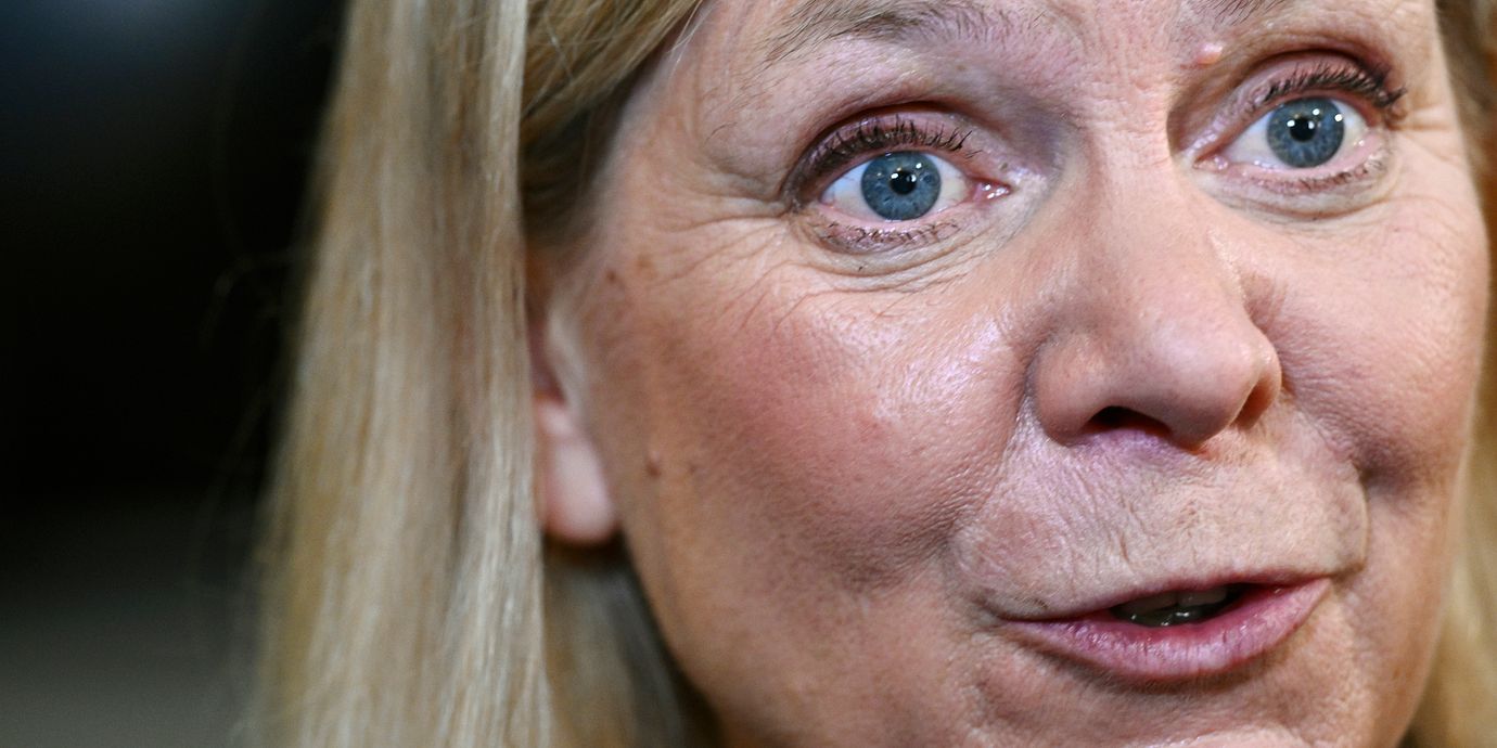 Socialdemokraternas partiledare Magdalena Andersson intervjuas av media efter mötet mellan Socialdemokraterna, Centerpartiet, Miljöpartiet och Vänsterpartiet på Högberga gård på Lidingö. 
