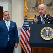 President Joe Biden och utbildningsminister Miguel Cardona.