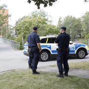 Poliser på plats vid gångbron i Visättra. 