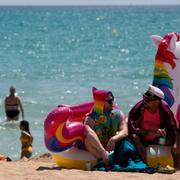 Arkivbild. Turister på en strand på Mallorca. 