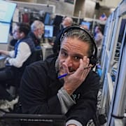 Obligationshandlaren Chris Dattolo på börsgolvet i New York, 18 november.