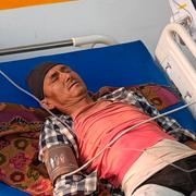 En man som skadats i jordbävningen vårdas på sjukhuset i Nepalgunj, Nepal. 