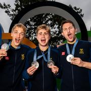 Anton Källberg, Truls Möregårdh och Kristian Karlsson of Sweden visar upp sina silvermedaljer.