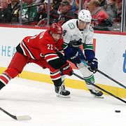 Hurricanes-spelaren Logan Stankoven i kamp med Vancouver Canucks Zeev Buium.