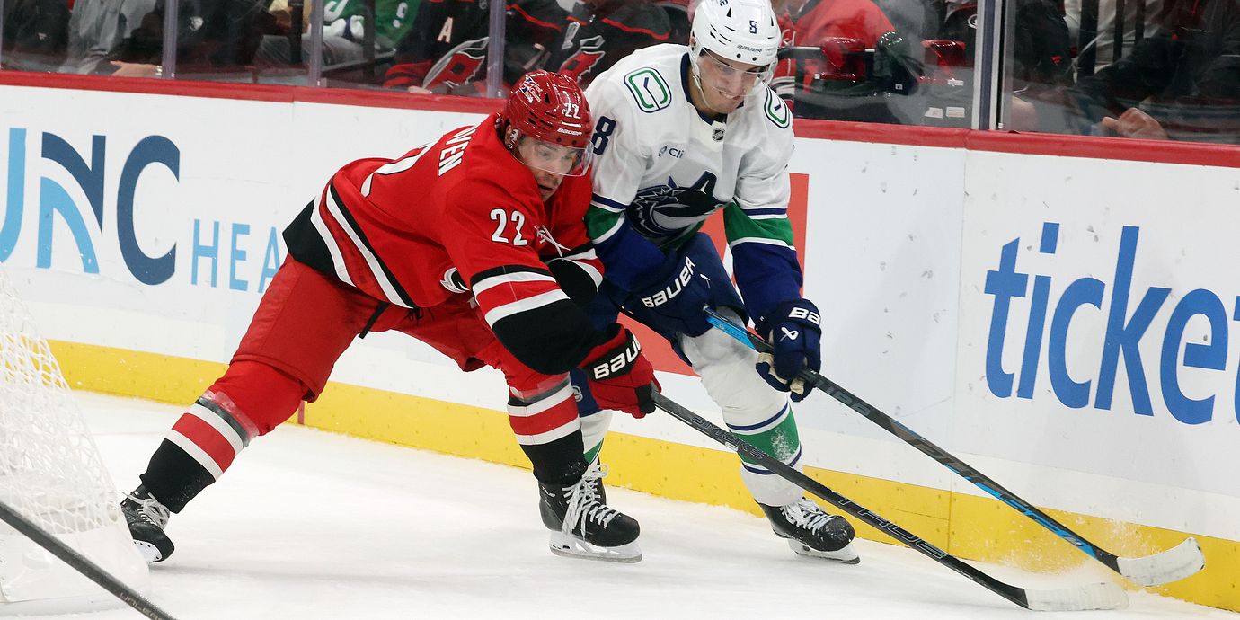 Hurricanes-spelaren Logan Stankoven i kamp med Vancouver Canucks Zeev Buium.