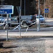 Polisens avspärrningar efter att en man i 20-årsåldern skjutits till döds på en parkeringsplats vid Rekarnegymnasiet i Eskilstuna.