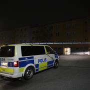 Polisen arbetar på brottsplatsen. 