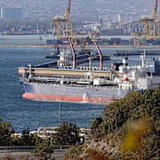 Oljetanker ur skuggflottan i rysk hamn.