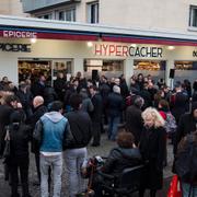 Minnesstund utanför kosherbutiken Hyper Cacher i Paris efter attentatet i januari förra året.