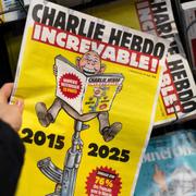 Omslaget för Charlie Hebdos minnestidning 7 januari 2025