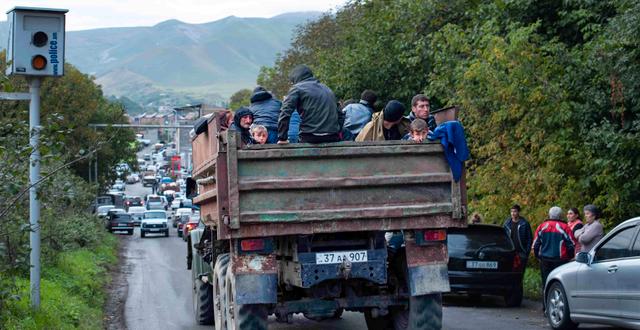 Etniska armenier som lämnar regionen.  Gaiane Yenokian / AP