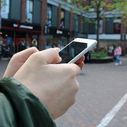 Person använder sin telefon i Nederländerna, illustrationsbild.