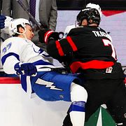 Ottawas Brady Tkachuk tacklar Tampa Bays Yanni Gourde under nattens match.