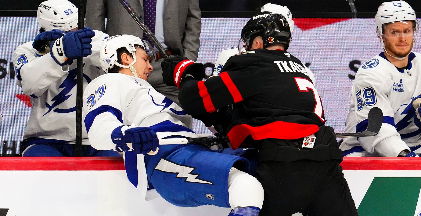 Ottawas Brady Tkachuk tacklar Tampa Bays Yanni Gourde under nattens match.