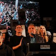 Steve Witkoff talade på Gisslanstorget i Tel Aviv i helgen. Bakom honom står Jared Kushner och Ivanka Trump.