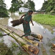 En kvinna i byn Buraburi i den översvämningsdrabbade delstaten Assam i Indien. 