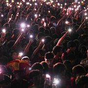 Spanska fans följer matchen i Madrid på söndagskvällen.