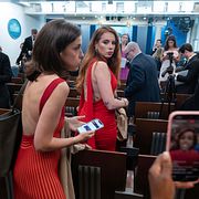 Reportrar i väntan på pressträff med Donald Trump, 26 april.