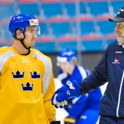 Mikael Backlund i samtal med förbundskaptenen Rikard Grönborg .