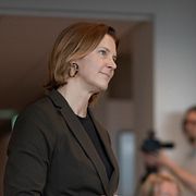 Jämställdhetsminister Nina Larsson (L) besöker Jämställdhetsmyndigheten. Arkivbild från 2025.