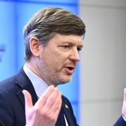 Centerpartiets ekonomisk-politiska talesperson Martin Ådahl (C) presenterar partiets vårbudget.