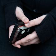 En tonåring med sin telefon. Arkivbild.