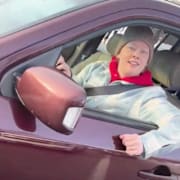 Tre skärmdumpar från Ross mobilklipp visar Renee Good i förarsätet och hennes fru utanför bilen.