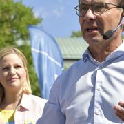 Moderaternas kandidat Arba Kokalari tillsammans med partiledaren Ulf Kristersson (M) på Stora torget i Nyköping.