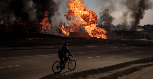 Man på cykel vid attack mot ukrainska staden Charkiv.  Felipe Dana / AP