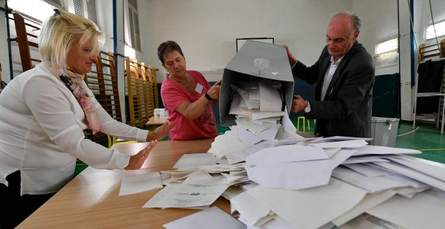 Rösträkning i Ungern. Zsolt Szigetvary / TT NYHETSBYRÅN