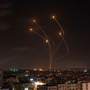 Iranskt luftvärn skjuter ner inkommande robotar, arkivbild från 2023.