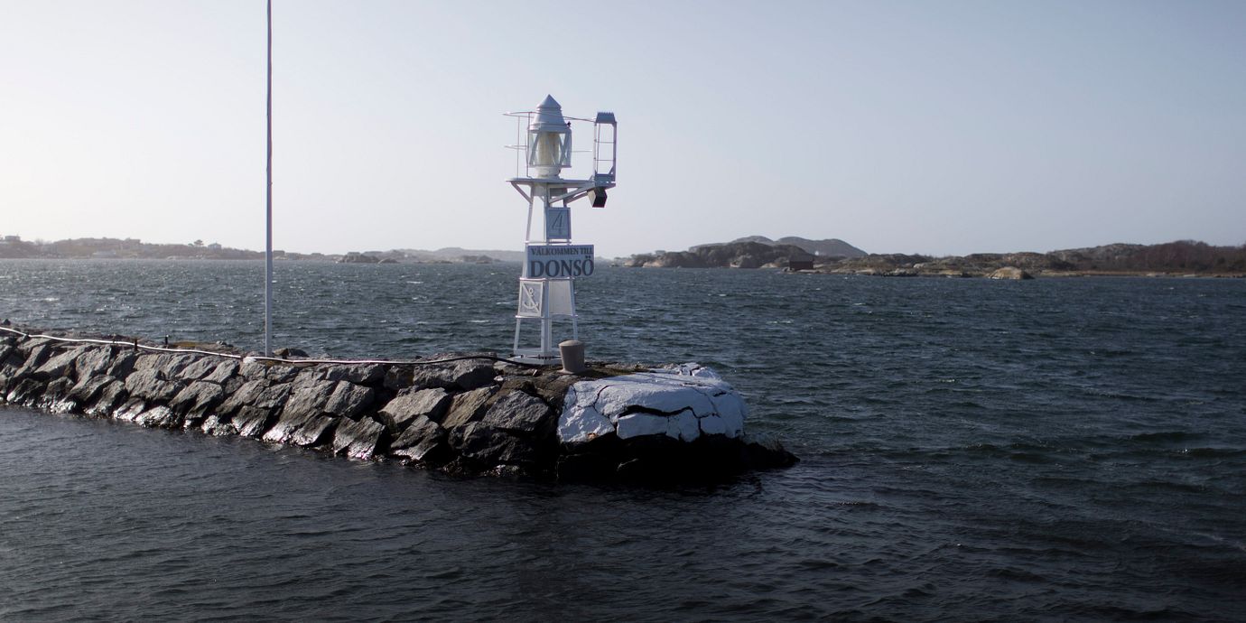 Arkivbild av Donsö i Göteborgs skärgård. Fartyget ligger ankrat i närheten.