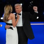 Donald Trump och Melania Trump dansar under en av nattens baler.