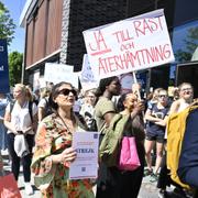 Vårdpersonal demonstrerar utanför Karolinska sjukhuset i Solna i samband med att sjuksköterskestrejk startar.  