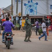 Militär i Uganda jobbar med att stoppa smittspridningen av ebola.