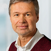 Arkivbild på vaccination till vänster. Stephan Stenmark till höger.