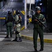 Soldater vaktar presidentpalatset i Caracas efter explosionerna.