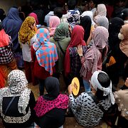 Väljare väntar utanför en vallokal i Marawi City, Filippinerna. 