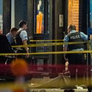 Polis utanför restaurangen i Chicago. 