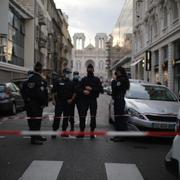 Polis vid kyrkan Notre Dame i Nice.