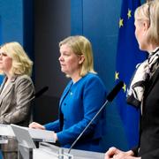 Socialminister Lena Hallengren, statsminister Magdalena Andersson (S) och Folkhälsomyndighetens generaldirektör Karin Tegmark Wisell vid en pressträff 3 februari. Den 9 februari slopas alla restriktioner. 