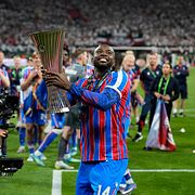 Jean-Philippe Mateta firar efter segern i Conference league-finalen.